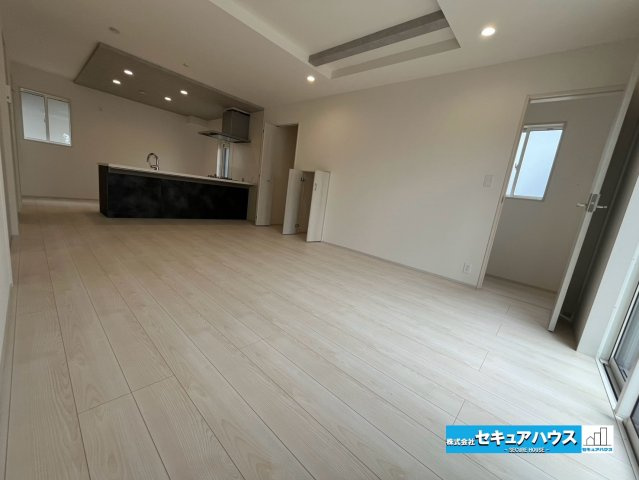 【今からご案内可能】知多市つつじが丘3丁目　全2棟の居間・リビング|【LDK】
◆通学から帰宅し、リビングルームで会話を楽しむ子ども達。リビングから臨む景色は太陽色に染まり、解放感溢れゆったりとしたひと時を過ごすことが出来る素敵な空間です。