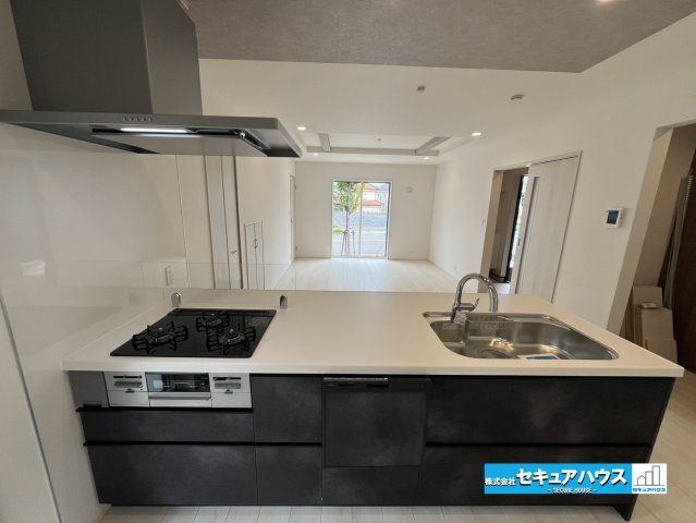 【今からご案内可能】知多市つつじが丘3丁目　全2棟のキッチン|【キッチン】
◆同時にたくさんの料理が調理できる。「焼く・蒸す・煮る」の工程を同時進行で進めることができるので、料理を素早く作ることができます。育児でバタバタ忙しいママに嬉しい♪