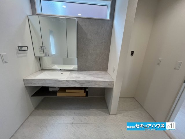 【今からご案内可能】知多市つつじが丘3丁目　全2棟の玄関|【洗面台】
◆鏡の裏にはたっぷりと収納スペースを標準装備！
◆電源を付属しているのでドライヤーなど利用できます。