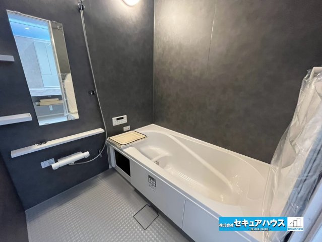 【今からご案内可能】知多市つつじが丘3丁目　全2棟の浴室|【浴室】
◆アクセントパネルで落ち着きのある雰囲気を演出します。毎日の疲れを癒やすバスタイムをお楽しみ下さい！
◆窓付きで、カビの繁殖を抑える効果があります。