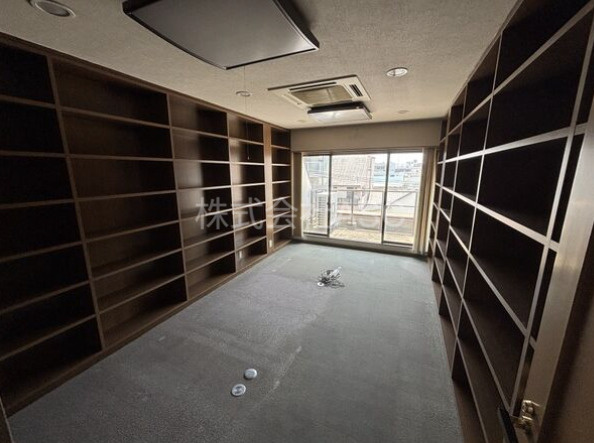 阪南町5丁目テナントビルの洋室