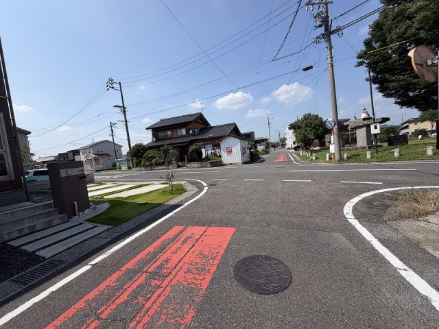 各務原市川島緑町３丁目の前面道路含む現地写真