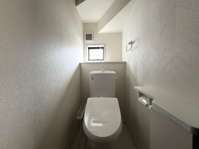 回遊しまくれる間取り！！鬼ごっこしてもいいけどキッチンは危ないからダメよ！！な【緑区長津田みなみ台7丁目新築戸建】のトイレ|シンプルで使いやすいトイレです
