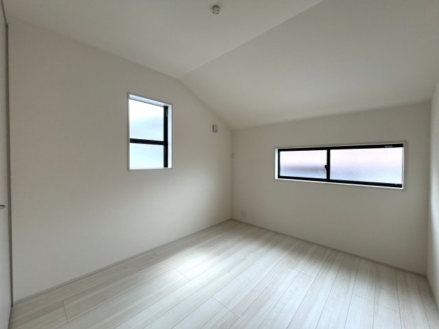 回遊しまくれる間取り！！鬼ごっこしてもいいけどキッチンは危ないからダメよ！！な【緑区長津田みなみ台7丁目新築戸建】の洋室|スタンダードな洋室です