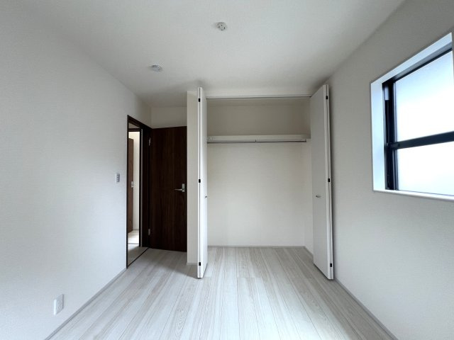 回遊しまくれる間取り！！鬼ごっこしてもいいけどキッチンは危ないからダメよ！！な【緑区長津田みなみ台7丁目新築戸建】の洋室|洋室です