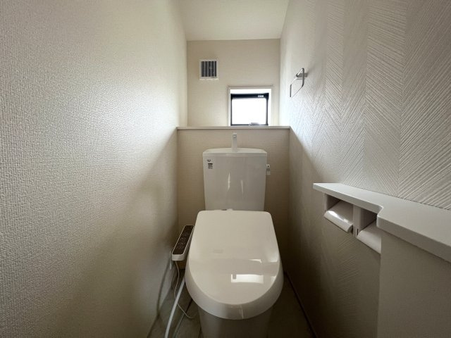 回遊しまくれる間取り！！鬼ごっこしてもいいけどキッチンは危ないからダメよ！！な【緑区長津田みなみ台7丁目新築戸建】のトイレ|清潔感のあるトイレです