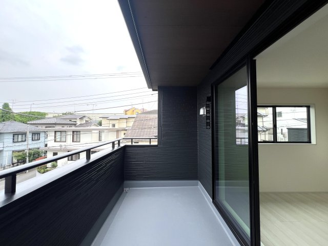 回遊しまくれる間取り！！鬼ごっこしてもいいけどキッチンは危ないからダメよ！！な【緑区長津田みなみ台7丁目新築戸建】のバルコニー|開放的で明るい空間を演出してくれるバルコニーです