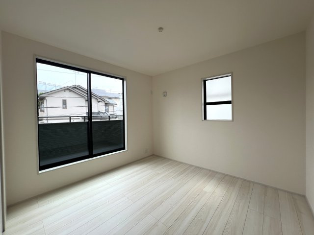 回遊しまくれる間取り！！鬼ごっこしてもいいけどキッチンは危ないからダメよ！！な【緑区長津田みなみ台7丁目新築戸建】の洋室|ゆったりした洋室です