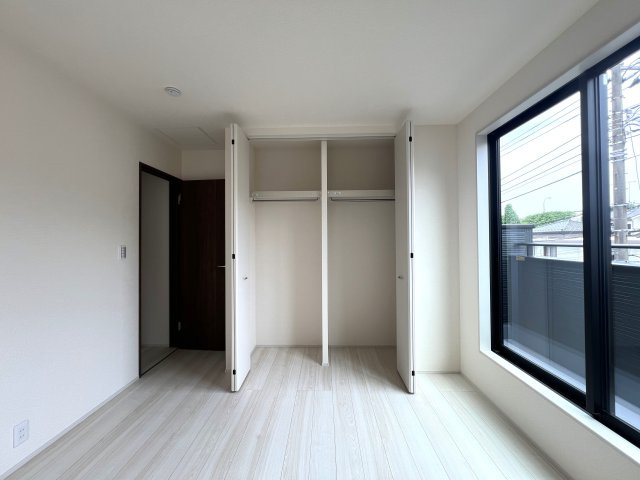 回遊しまくれる間取り！！鬼ごっこしてもいいけどキッチンは危ないからダメよ！！な【緑区長津田みなみ台7丁目新築戸建】の洋室|使い勝手のいい洋室です