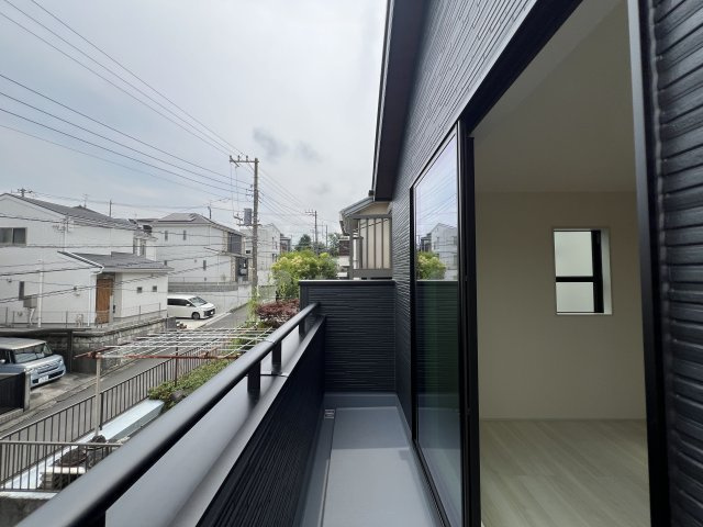 回遊しまくれる間取り！！鬼ごっこしてもいいけどキッチンは危ないからダメよ！！な【緑区長津田みなみ台7丁目新築戸建】のバルコニー|バルコニーからの眺めを楽しみながら食事をしませんか