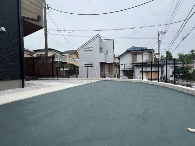 回遊しまくれる間取り！！鬼ごっこしてもいいけどキッチンは危ないからダメよ！！な【緑区長津田みなみ台7丁目新築戸建】の庭|お庭も活用できます