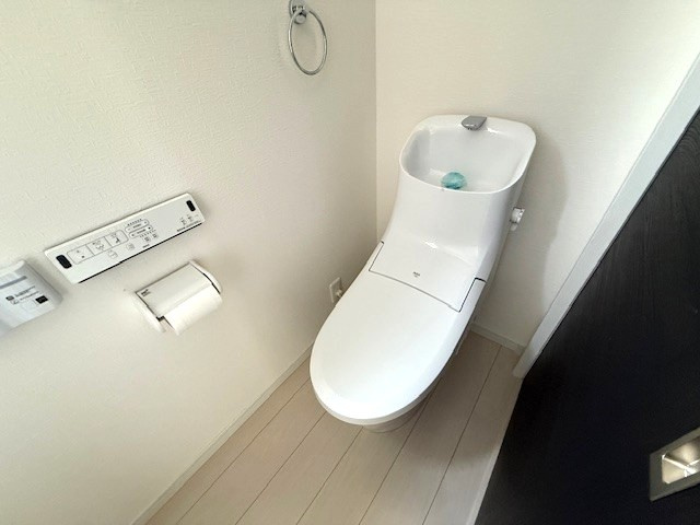 大和高田市中今里町のトイレ|白を基調とした明るく清潔感のあるトイレ空間です。