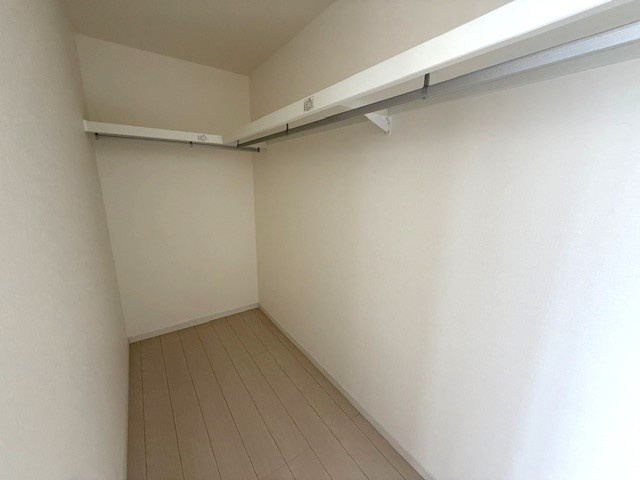 大和高田市中今里町の収納|衣類や季節用品をまとめて収納できるウォークインクローゼット。