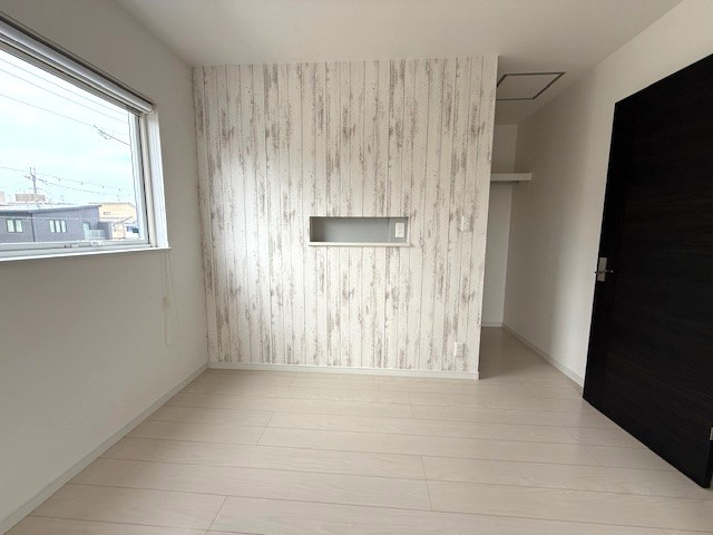 大和高田市中今里町の洋室|住まいに彩を添えるデザイン性のあるニッチを設けています。