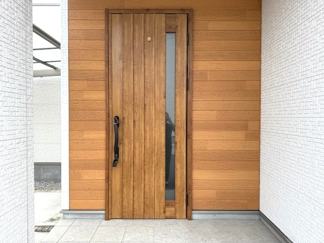 大和高田市中今里町の玄関|デザイン性と機能性を兼ね備えた玄関ドアが住まいを上品に演出します。