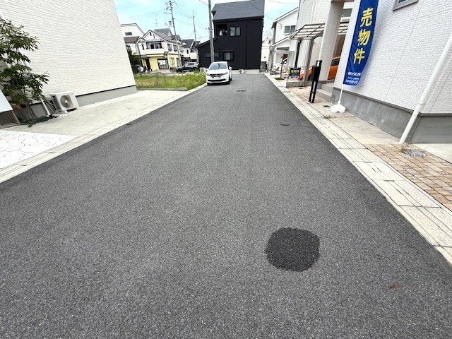 大和高田市中今里町の前面道路含む現地写真|前面道路幅員、約6.0ｍで車の出し入れもスムーズです。