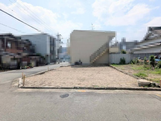 【前面道路含む現地写真】 | 新在家町西３丁　売土地 | 前面道路約６ｍ！広々運転の苦手な方も安心ですね！