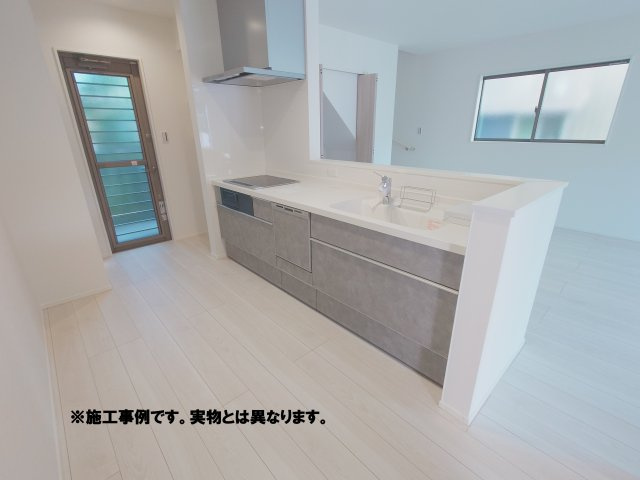 ◇高松市木太町オール電化住宅のキッチン|キッチン完成予想図
対面式キッチンはリビングと一体で見えるため、視線が抜けて開放感が出やすく、明るく感じることができます。リビングで遊んでいるお子様の様子を見守りながら作業できるので安心です。
