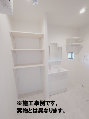 高松市木太町オール電化住宅◇食洗器や網戸等設置されているお得なオール電化住宅です。の洗面所|完成予想図
衣類やタオル、化粧品、日用品、消耗品のストックなどを置ける棚が設置されていて便利です。洗面所が広いのでお子様と一緒にお風呂に入っても、服を脱がせたり着せたりと窮屈ではありません。