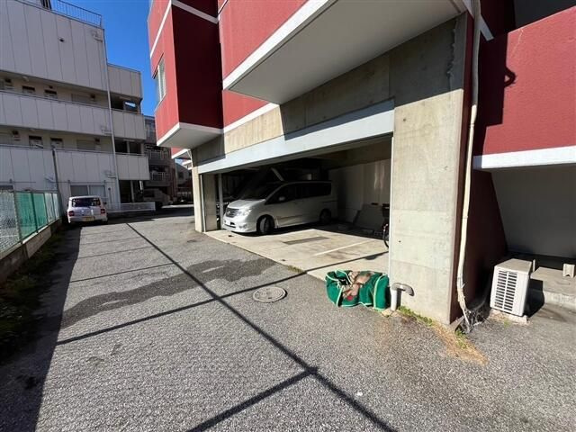 キャヴァンイワタの駐車場