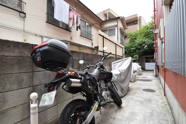 【駐車場】 | 早稲田ガーデンハイツ | バイク置き場。空き区画の有無や駐輪料金、サイズおよび排気量規定などについては、改めてお問い合わせください。～即日のご見学可能～　お問合せはお気軽にどうぞ。
