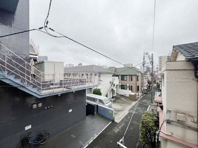 【展望】 | 早稲田ガーデンハイツ | 眼前に広がる空の雄大さと、このお部屋の自慢の一つである「眺望」をご覧ください。毎日、この景色を独り占めできる新生活に夢が広がります。～即日のご見学可能～　お問合せはお気軽にどうぞ。
