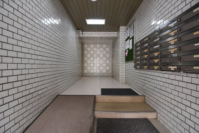 【ロビー】 | 早稲田ガーデンハイツ | マンションの建物内に入って最初に目にする空間が、このエントランスホールです。それほど広くはありませんが、しっかりと清潔感が保たれています。～即日のご見学可能～　お問合せはお気軽にどうぞ。
