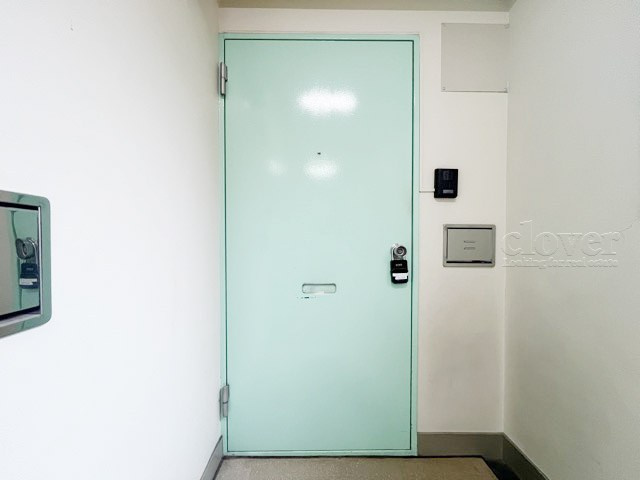 【その他共用部分】 | 早稲田ガーデンハイツ | 皆様をお迎えする、お部屋の玄関ドア。開けやすさや開放角度、ドアノブの操作しやすさや鍵の形状などを、現地で一度ご確認ください。～即日のご見学可能～　お問合せはお気軽にどうぞ。
