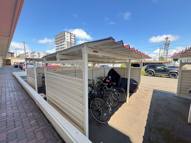 【駐輪場】雨風や直射日光から大切な自転車を守る屋根付きの駐輪場。