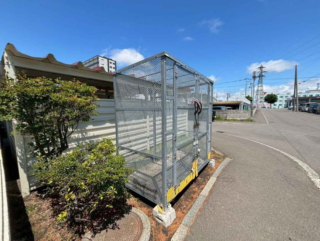 【ゴミステーション】敷地内にはカラスや害獣を防ぐ、頑丈な金網で囲まれた専用のゴミステーションを完備