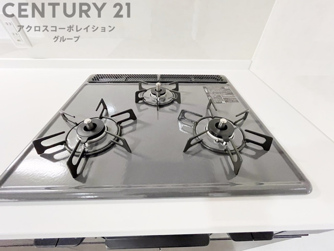 多数の調理器具を同時に使用でき、料理の効率化が可能。省エネで節約になり、様々な料理スタイルに適応できます。また、火力調整が独立しており、手入れや掃除もしやすく、今よりもっとお料理が楽しくなるかも。
