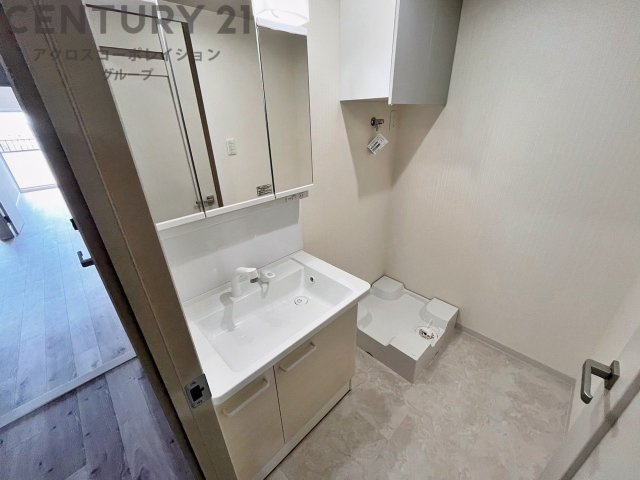 衣服の収納や脱ぎ着や整理整頓がしやすく、湿った衣類を乾燥させるスペースがありカビや臭いの発生を防ぎます。床の汚れを他の部屋に持ち込まず清潔を保つことができます。また快適な入浴環境の整備にも役立ちます。