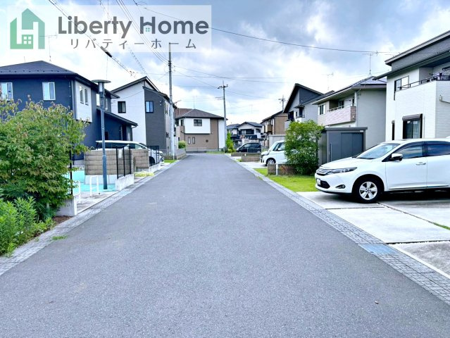 筑西市市野辺　中古戸建の前面道路含む現地写真