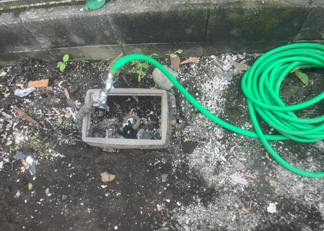 【設備】 | 敷地内には、散水栓や立水栓があります。水道水を直接利用できるため、水を運ぶ手間を省くことが出来ます。大量の水を必要とする洗車作業や清掃などに役立ちます。その他設備とあわせて、現地でご確認ください。