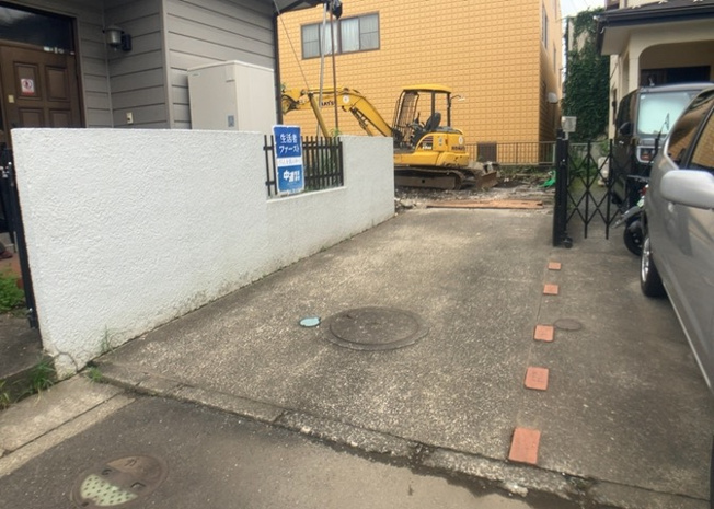 【前面道路含む現地写真】 | 道幅が狭い場所は比較的土地の値段が低いことが多く、また交通量が少ないため騒音が少なく静かな環境で過ごせます。また、小さいお子様がいるご家庭も安心です。一方で車の駐車が難しいというデメリットもあります。