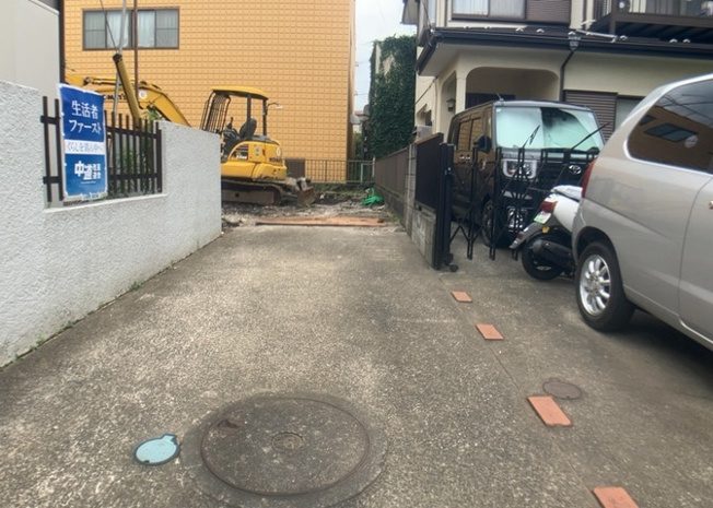 【前面道路含む現地写真】 | 道幅が広い場所は日当たりや風通が良好です。幅が広いのですれ違いも可能ですし大きな車でも駐車可能！一方で、大型車が通ることも多くなるため交通量の増加により騒音に繋がります。また土地の値段が高くなります。