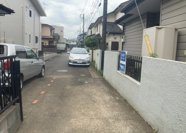 【前面道路含む現地写真】 | 住宅用の土地では前面道路に2m以上接していなければならないと法律で定められています。しかし、お持ちの車のサイズやライフスタイルなどにより、2mでは利便が悪い場合もございますので、事前に確認しましょう。