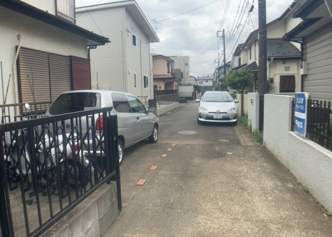 【前面道路含む現地写真】 | お持ちの車種によっては前面道路が広い方が便利でしょう。しかし、前面道路が広ければその分交通量が多くなるため、騒音などが気になる場合があります。実際に現地を見学し、周辺交通量や騒音などを確認しましょう！