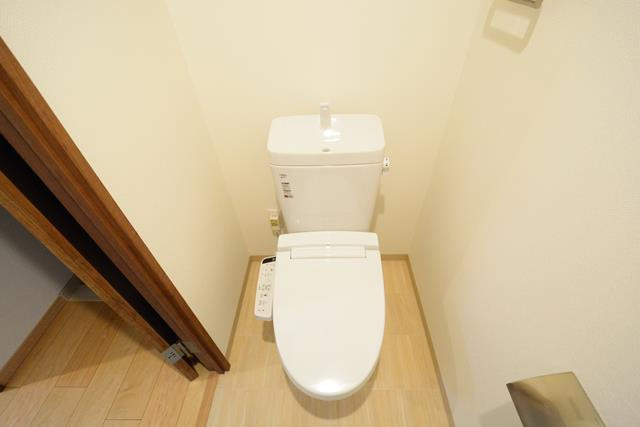 温水洗浄便座付きのトイレです♪