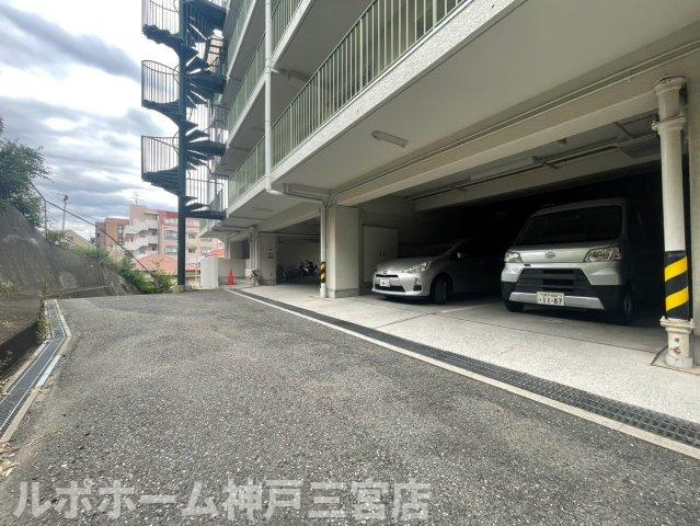 グリーンハイツ諏訪山の駐車場