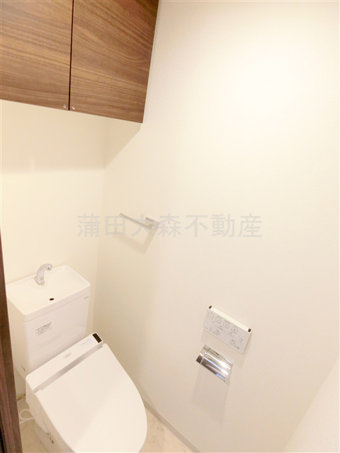 スパシエ蒲田グランドタワーのトイレ|棚収納と温水暖房便座付トイレ