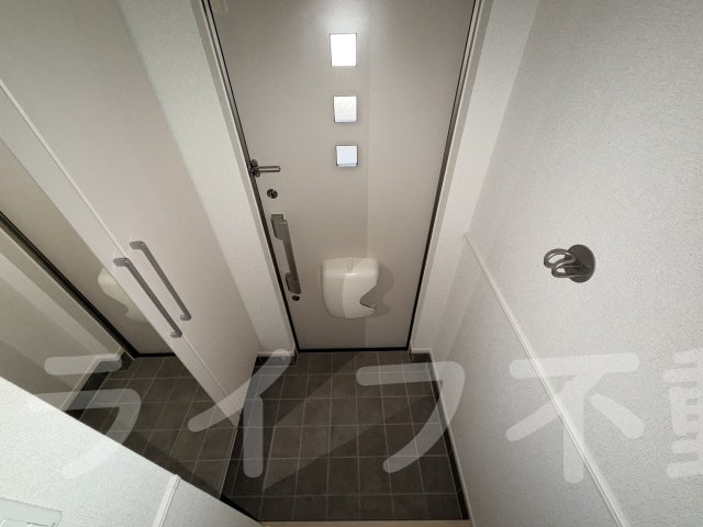 アット横小路の玄関