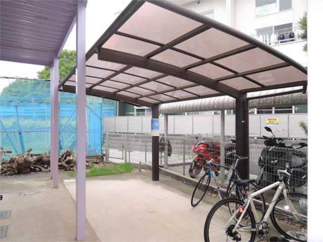 アゼリアハイムの周辺|屋根付きの駐輪場