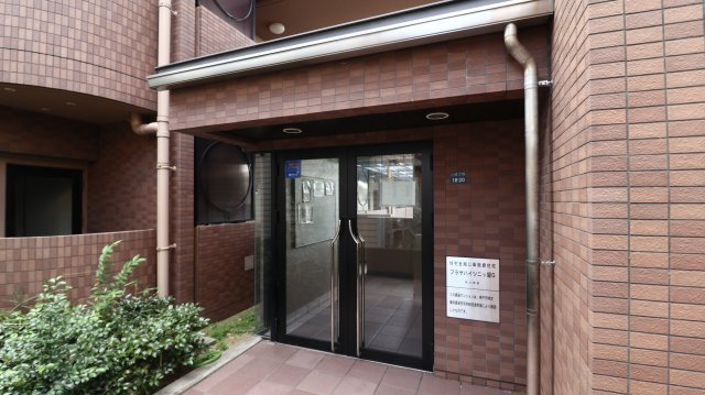 プラザハイツ二ツ屋C棟のエントランス