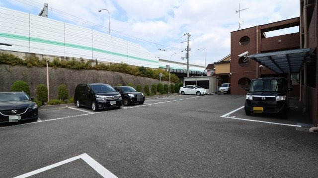 プラザハイツ二ツ屋C棟の駐車場