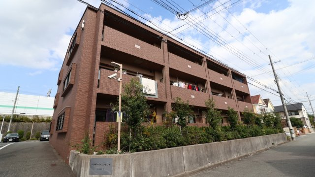 プラザハイツ二ツ屋C棟の外観