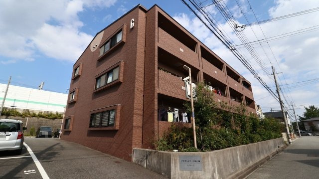 プラザハイツ二ツ屋C棟の外観