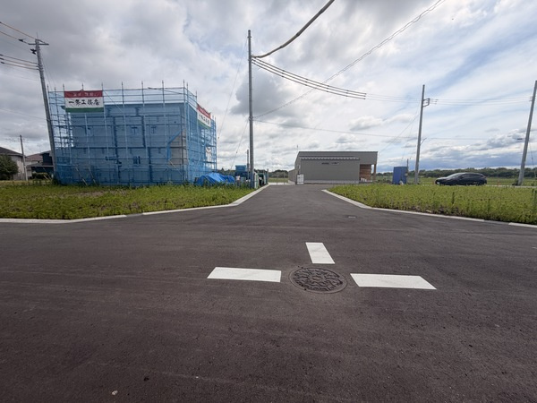 【前面道路含む現地写真】 | 【さくら市大中第１期　現地外観】
※令和８年８月時点