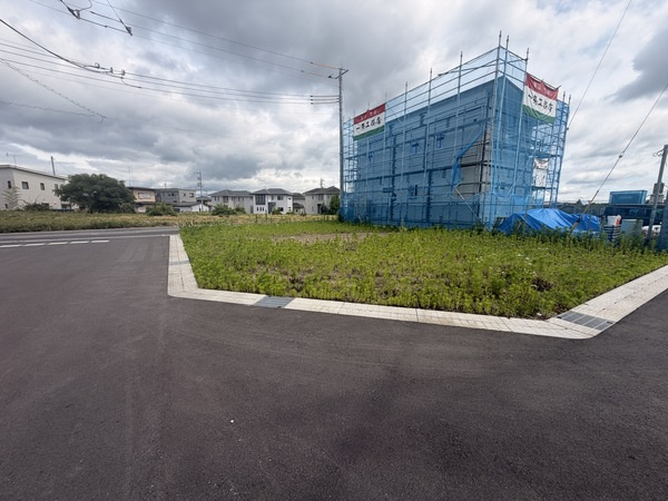 【前面道路含む現地写真】 | 【さくら市大中第１期　現地外観】
※令和８年８月時点