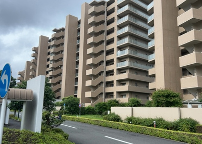 【現況写真】 | フェアヒルズ南大沢ブリーズコート | 外観はマンション管理がされているかの目安になります。築年数が古いと、壁面は劣化してひび割れが生じることも！建物が古びていても細かいところが修繕されていると、きちんと管理されているなぁと感じるでしょう。